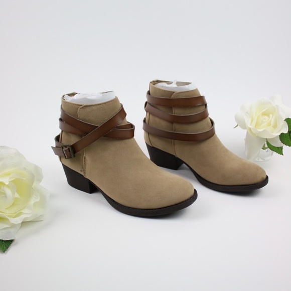 groove Shoes - Groove Hudson Ankle Boot With Strap Detailing Sz 6